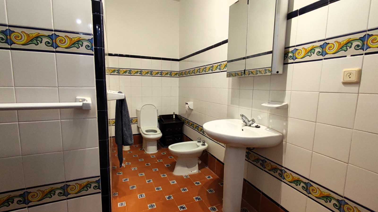 Amplia casa adosada con piscina, terrazas y parcela adicional en Bolulla