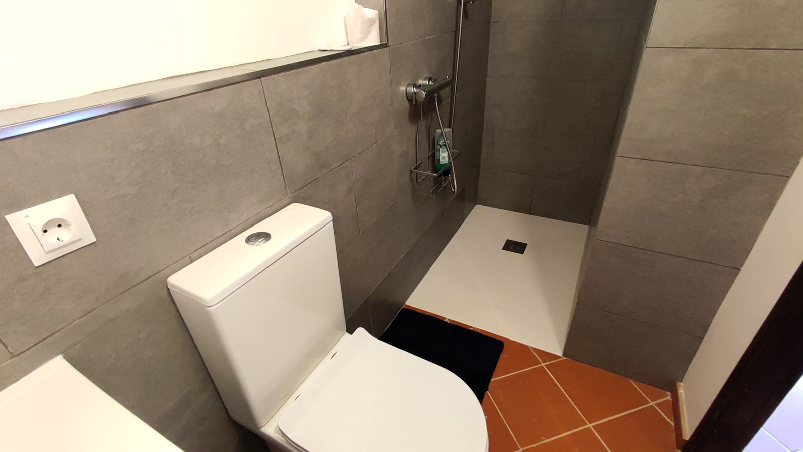 Amplia casa adosada con piscina, terrazas y parcela adicional en Bolulla