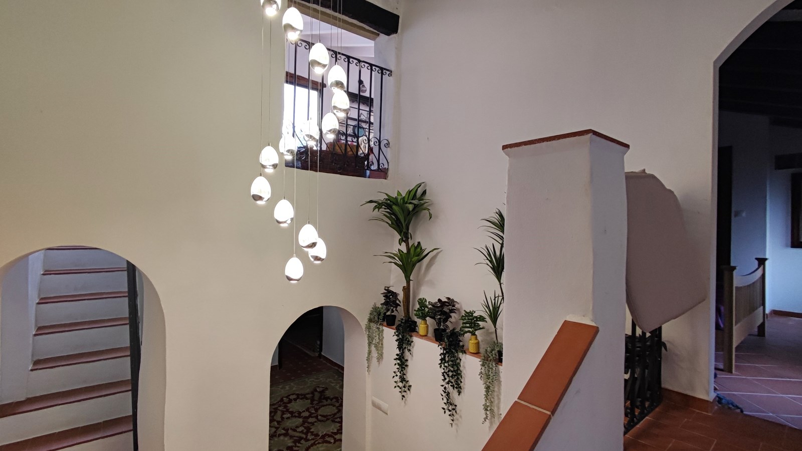 Amplia casa adosada con piscina, terrazas y parcela adicional en Bolulla