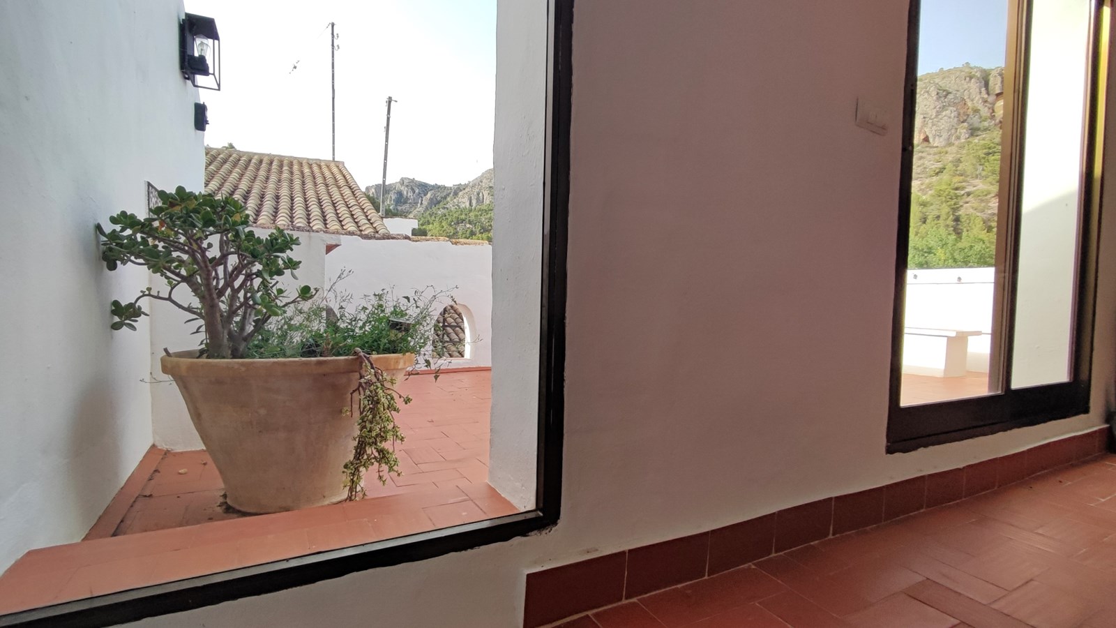 Amplia casa adosada con piscina, terrazas y parcela adicional en Bolulla