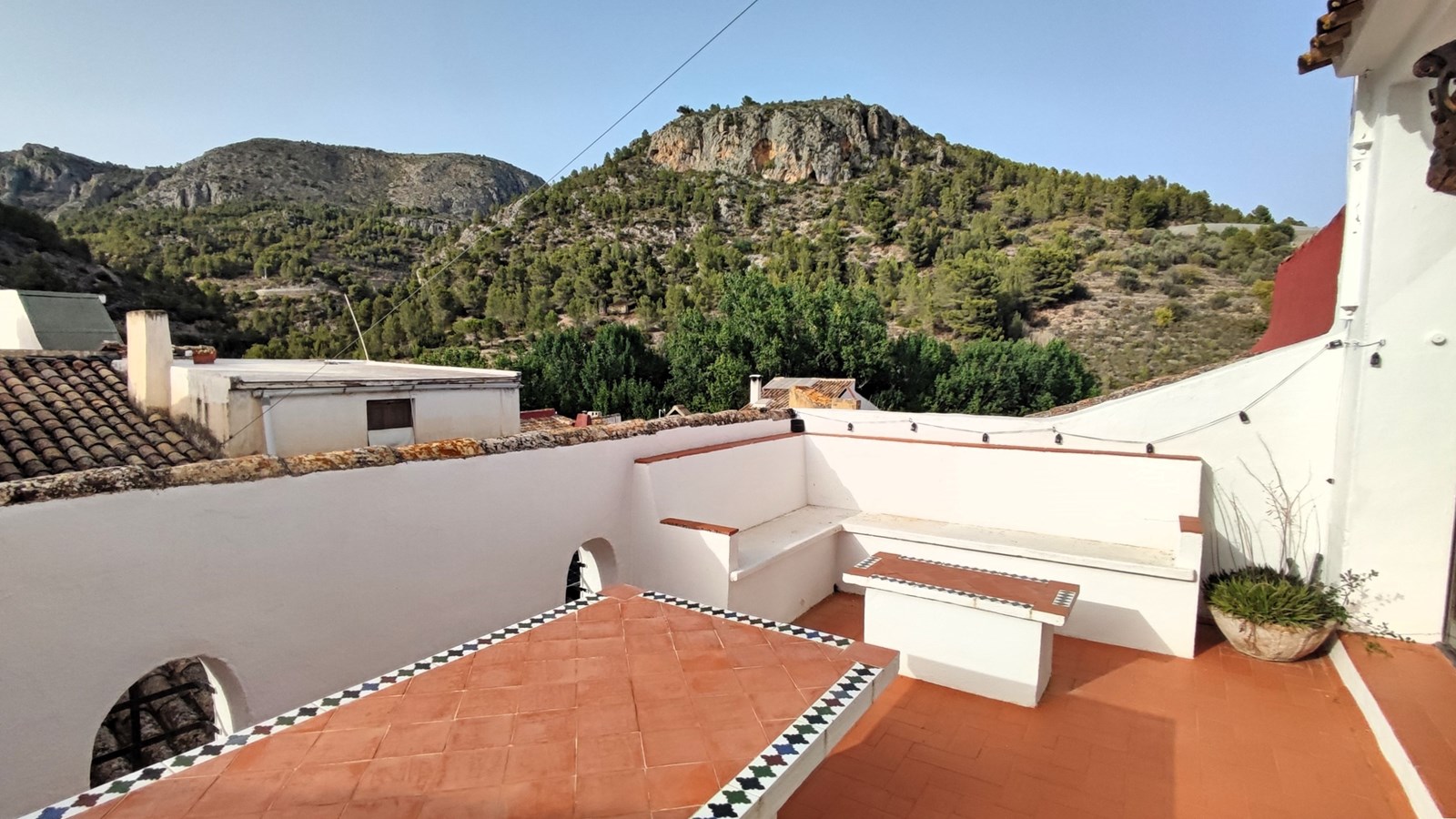 Amplia casa adosada con piscina, terrazas y parcela adicional en Bolulla