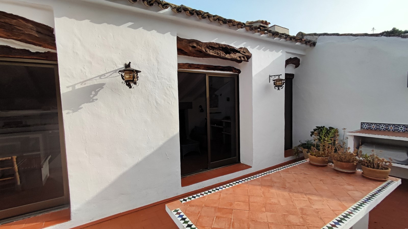 Amplia casa adosada con piscina, terrazas y parcela adicional en Bolulla