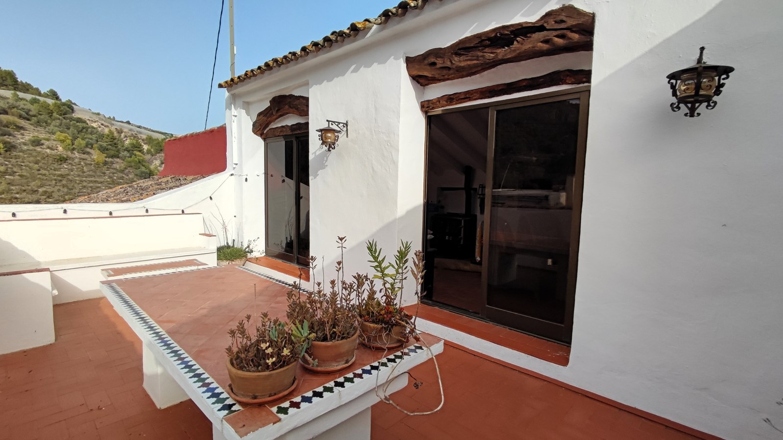 Amplia casa adosada con piscina, terrazas y parcela adicional en Bolulla