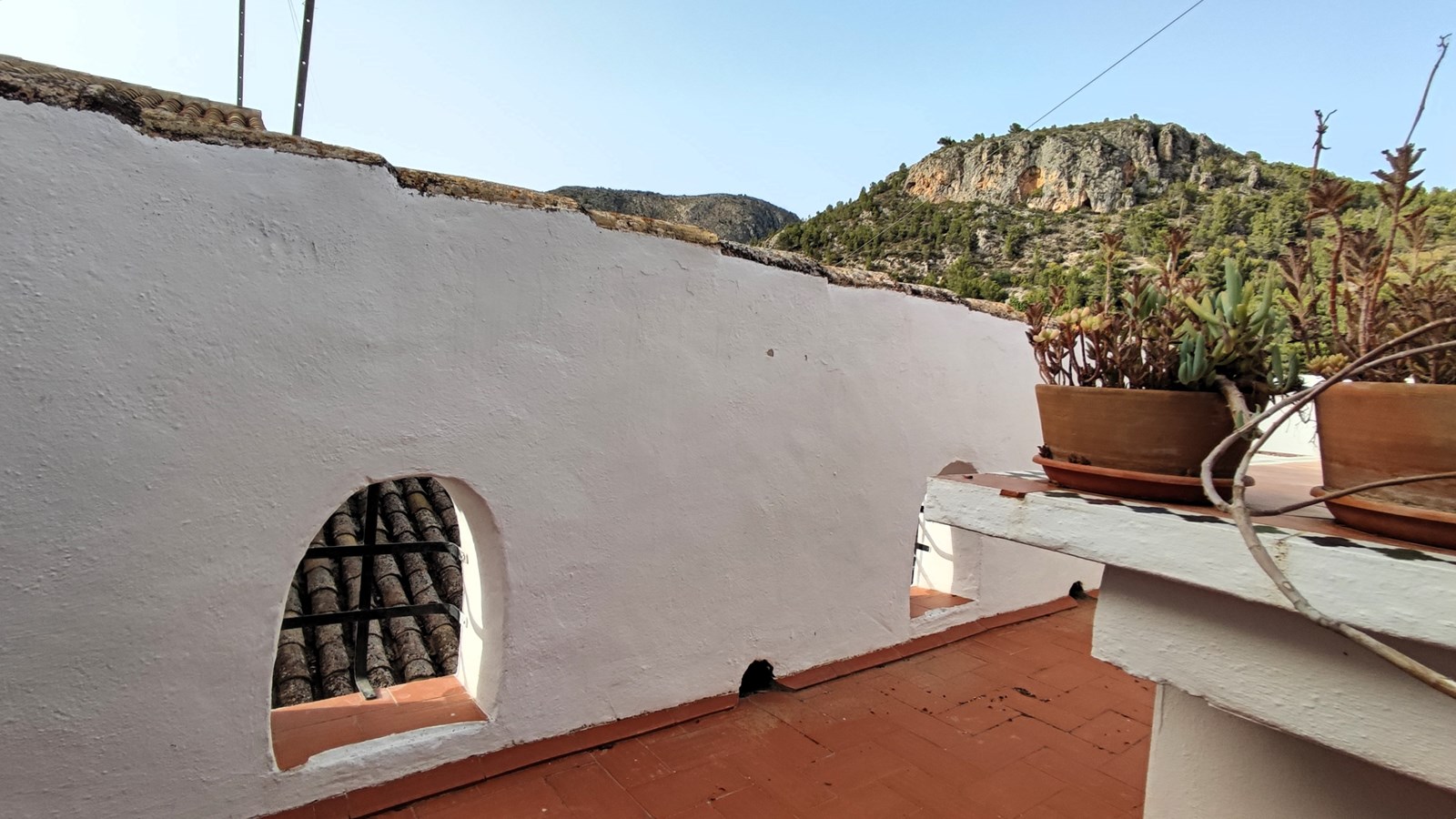 Amplia casa adosada con piscina, terrazas y parcela adicional en Bolulla