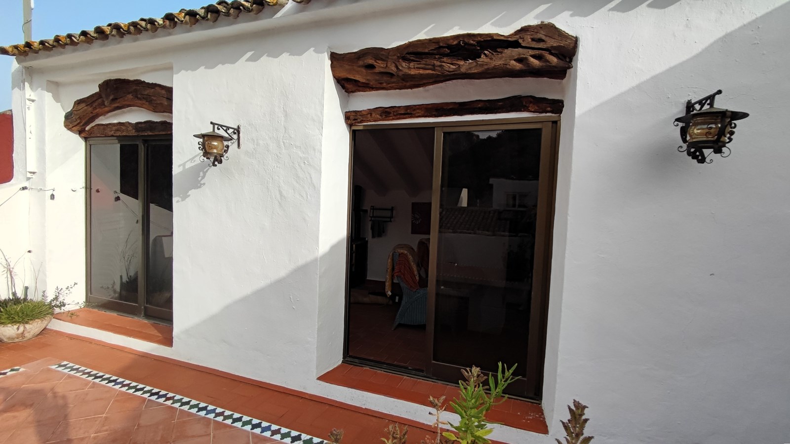 Amplia casa adosada con piscina, terrazas y parcela adicional en Bolulla