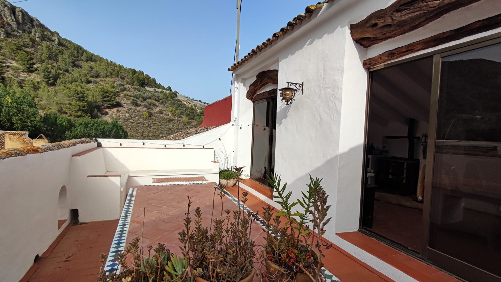 Amplia casa adosada con piscina, terrazas y parcela adicional en Bolulla