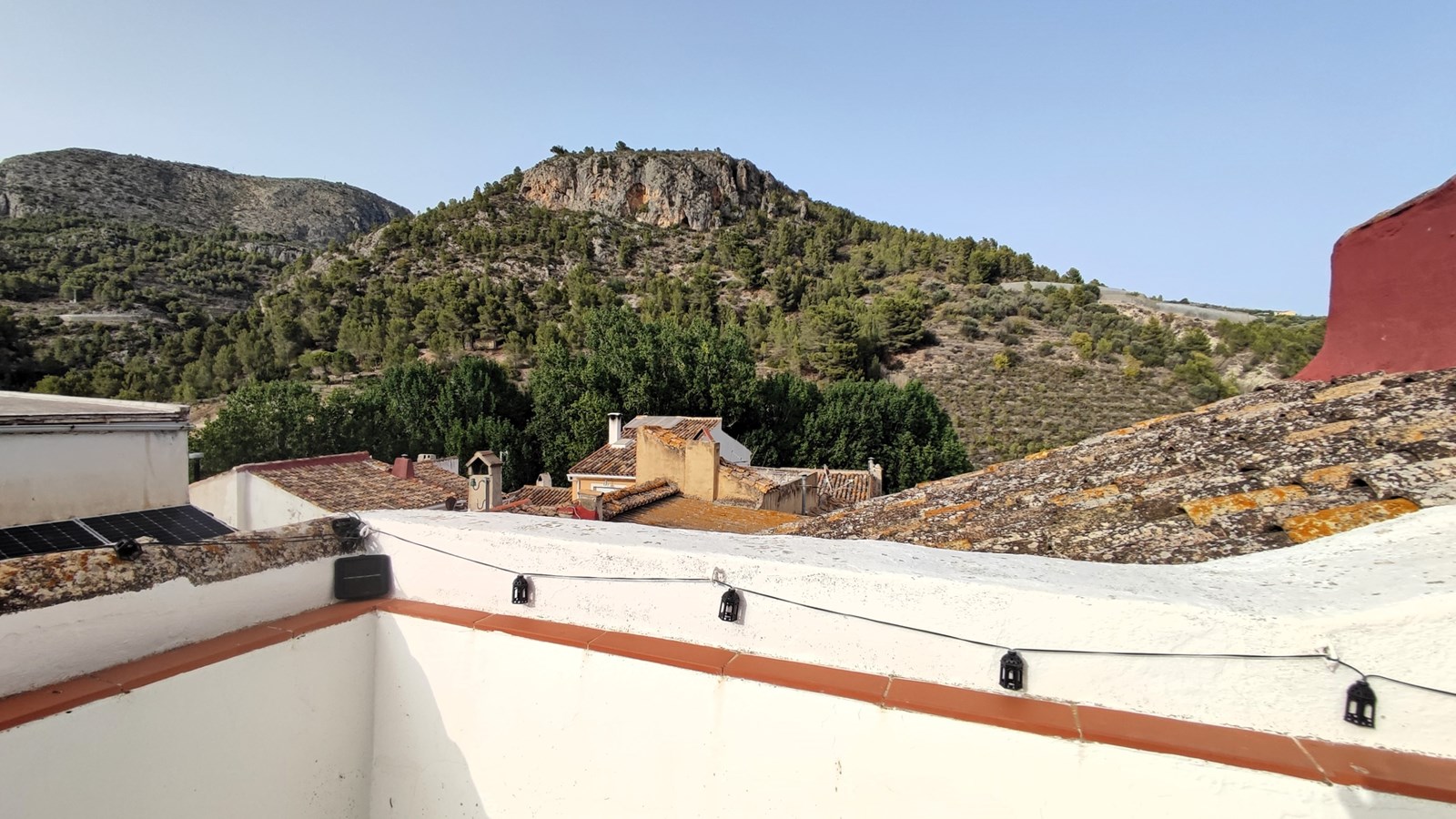 Amplia casa adosada con piscina, terrazas y parcela adicional en Bolulla