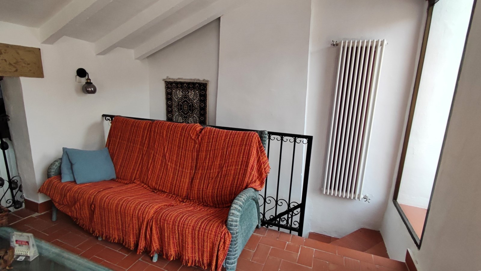 Amplia casa adosada con piscina, terrazas y parcela adicional en Bolulla