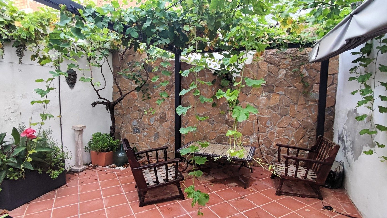 Amplia casa adosada con piscina, terrazas y parcela adicional en Bolulla