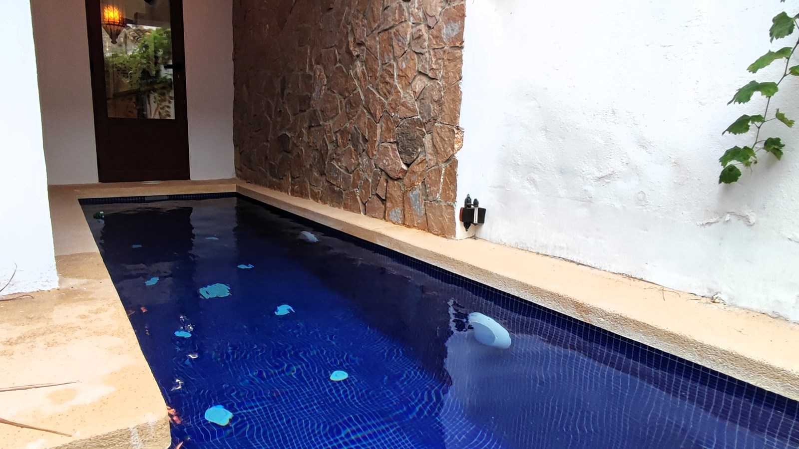 Amplia casa adosada con piscina, terrazas y parcela adicional en Bolulla