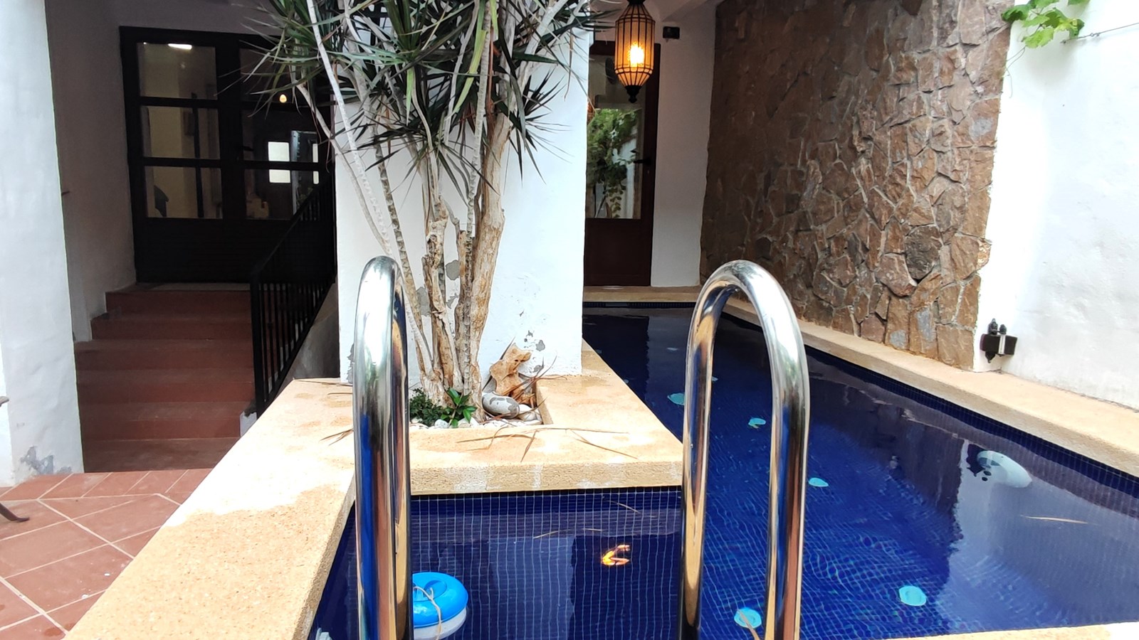 Amplia casa adosada con piscina, terrazas y parcela adicional en Bolulla