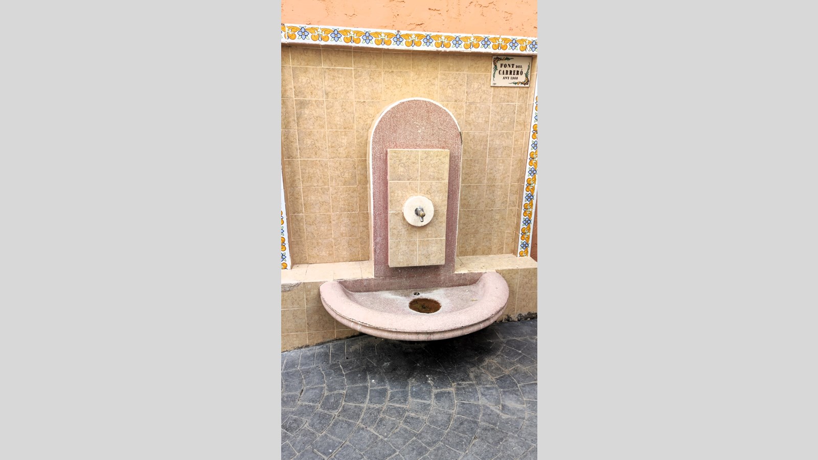 Amplia casa adosada con piscina, terrazas y parcela adicional en Bolulla
