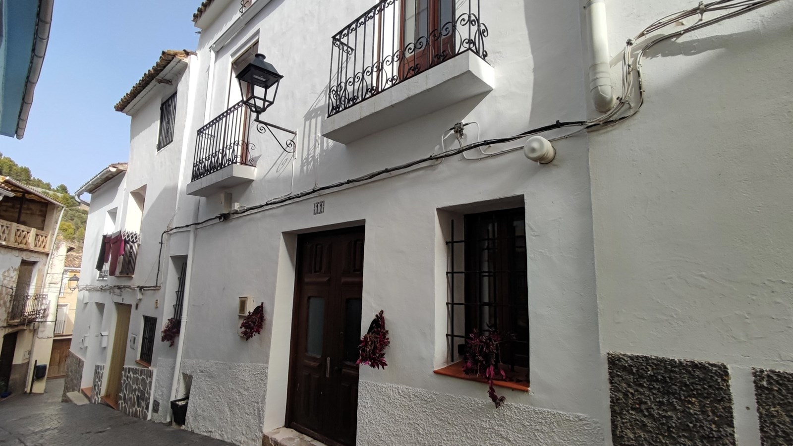 Amplia casa adosada con piscina, terrazas y parcela adicional en Bolulla