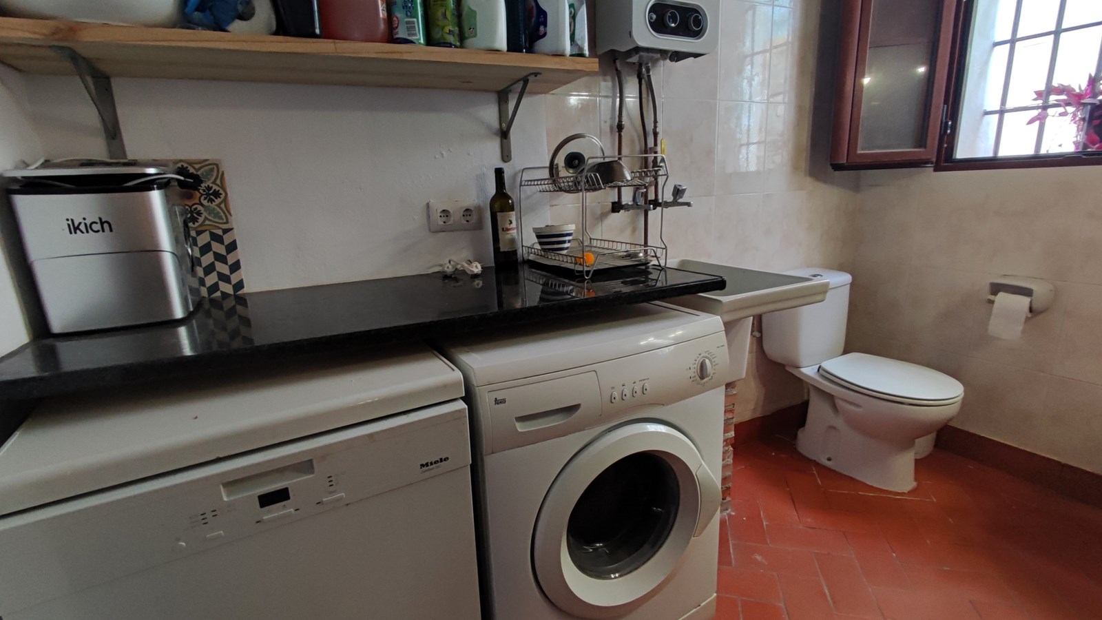 Amplia casa adosada con piscina, terrazas y parcela adicional en Bolulla