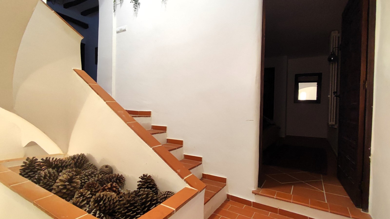 Amplia casa adosada con piscina, terrazas y parcela adicional en Bolulla
