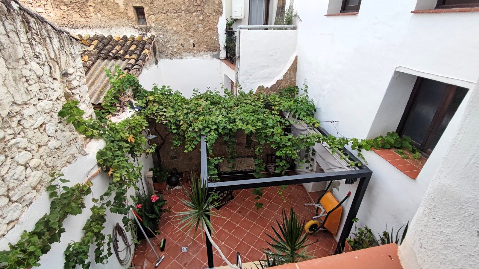 Amplia casa adosada con piscina, terrazas y parcela adicional en Bolulla