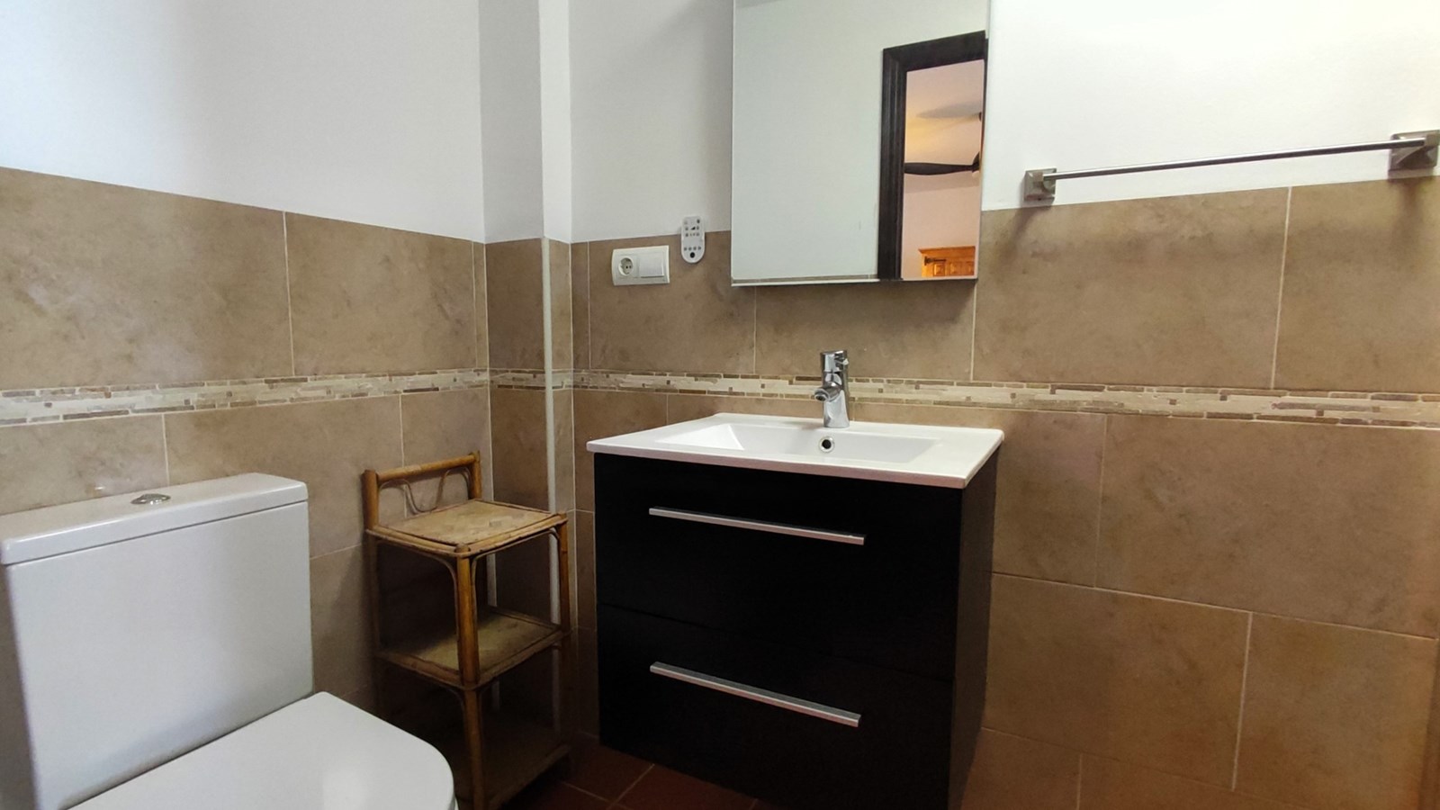 Amplia casa adosada con piscina, terrazas y parcela adicional en Bolulla