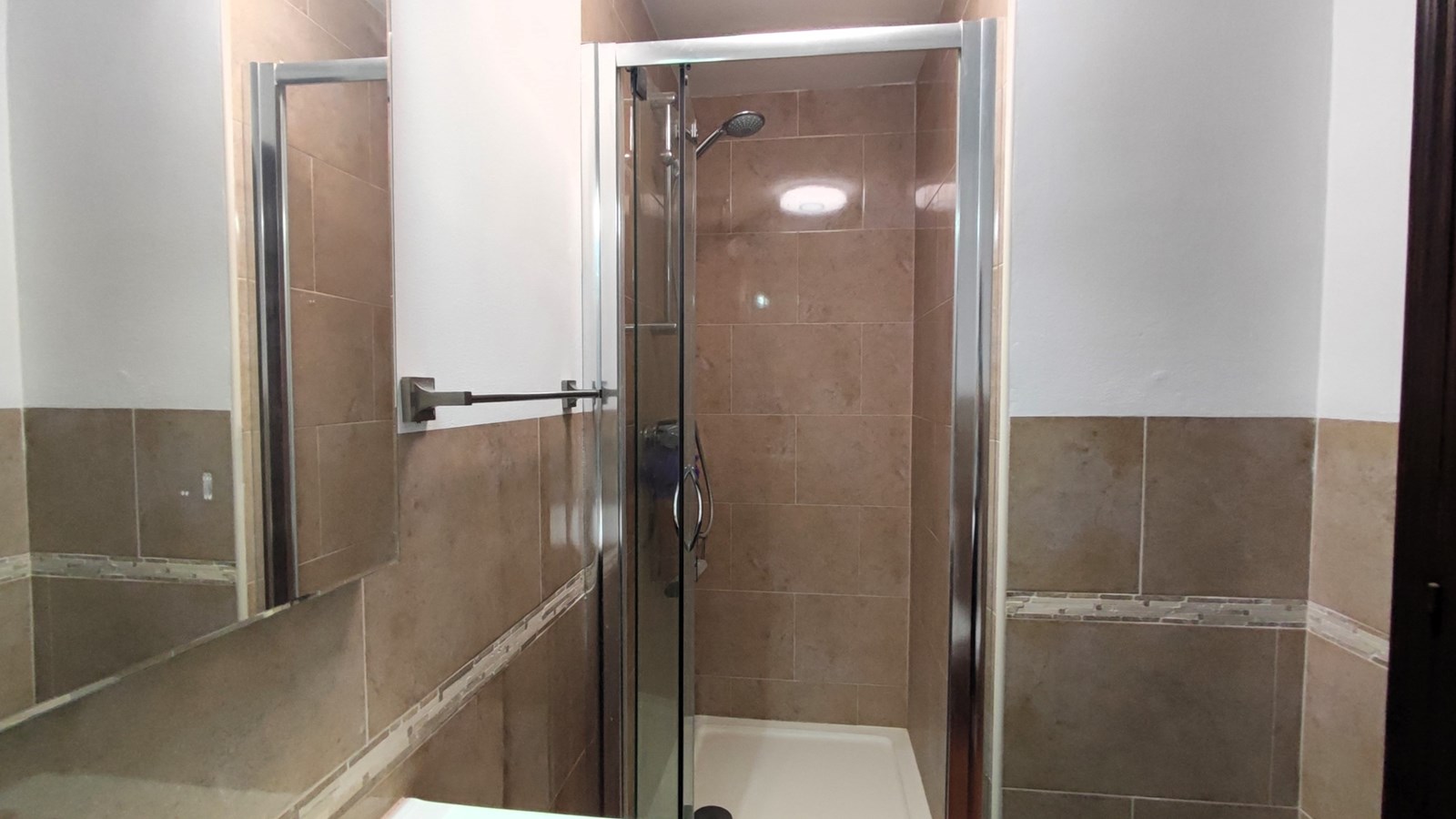 Amplia casa adosada con piscina, terrazas y parcela adicional en Bolulla