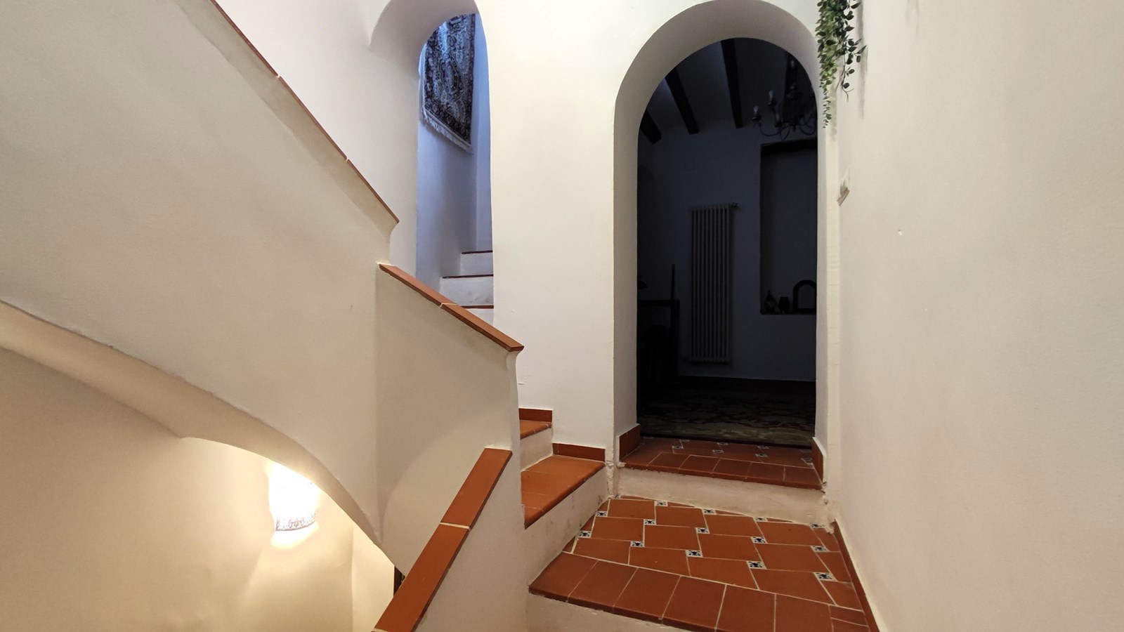 Amplia casa adosada con piscina, terrazas y parcela adicional en Bolulla