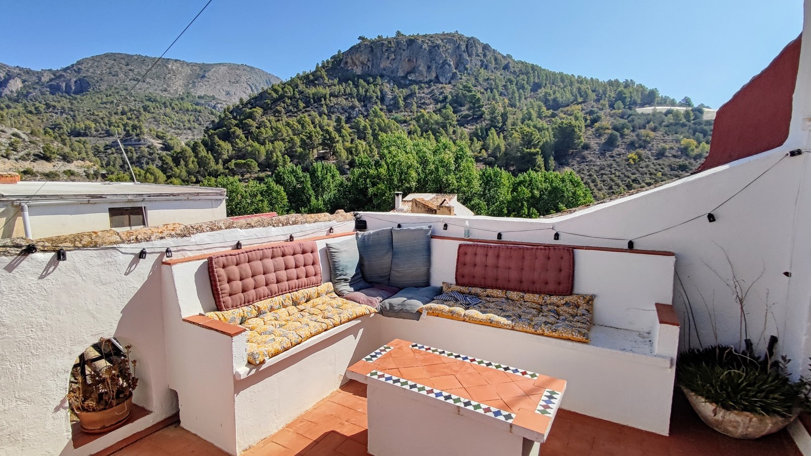Amplia casa adosada con piscina, terrazas y parcela adicional en Bolulla