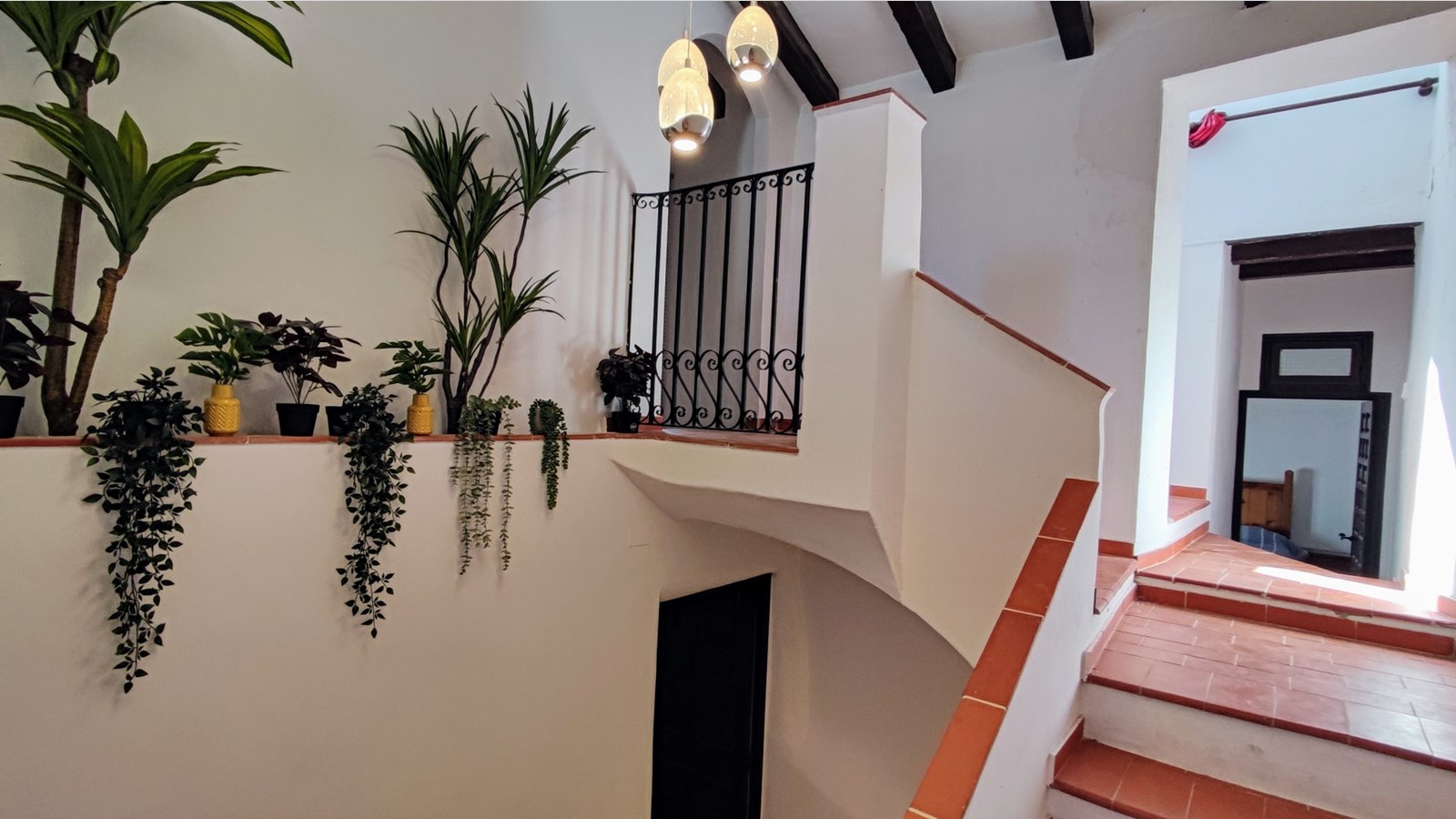 Amplia casa adosada con piscina, terrazas y parcela adicional en Bolulla