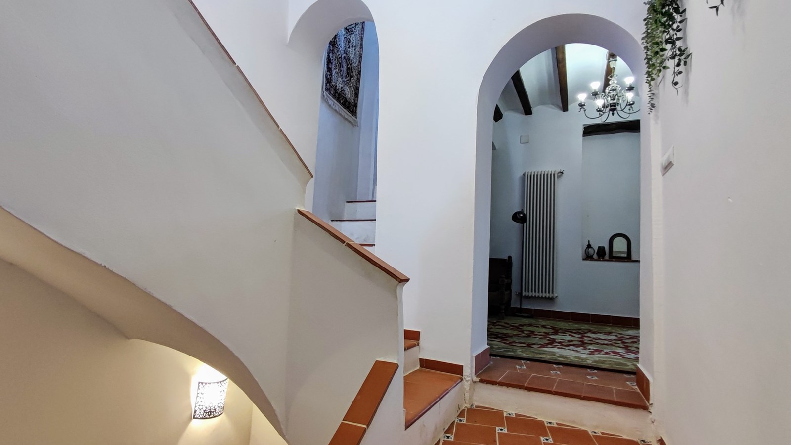 Amplia casa adosada con piscina, terrazas y parcela adicional en Bolulla