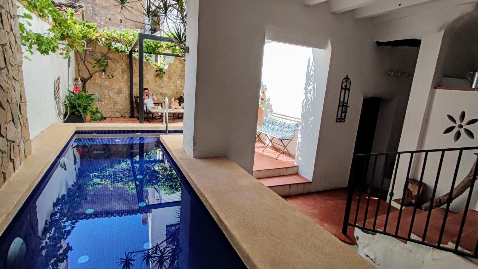 Amplia casa adosada con piscina, terrazas y parcela adicional en Bolulla