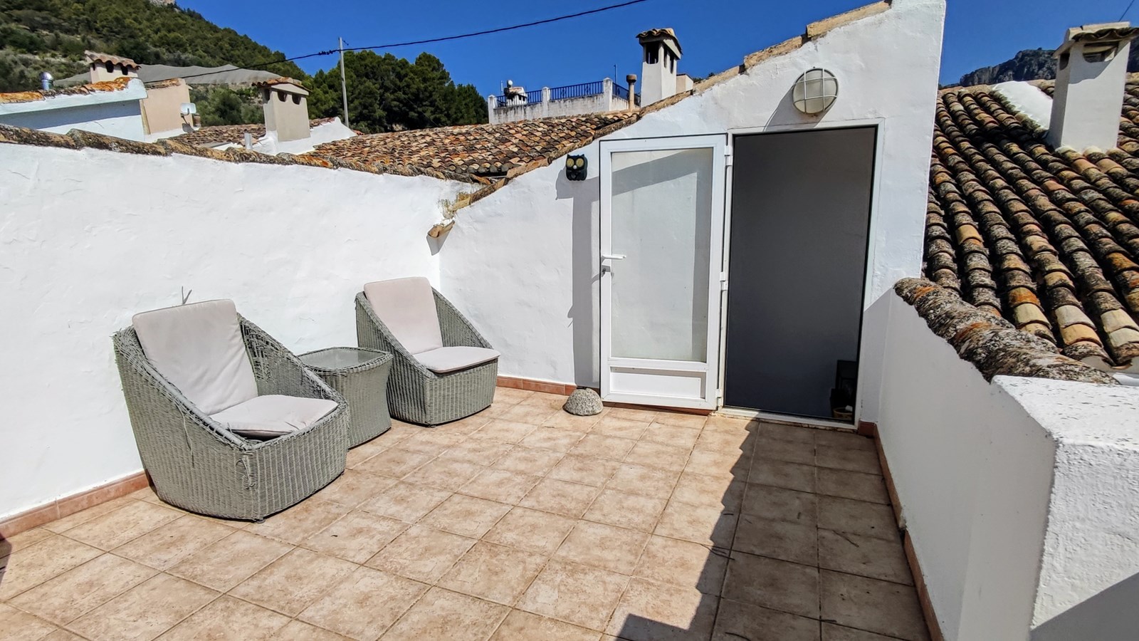 Amplia casa adosada con piscina, terrazas y parcela adicional en Bolulla
