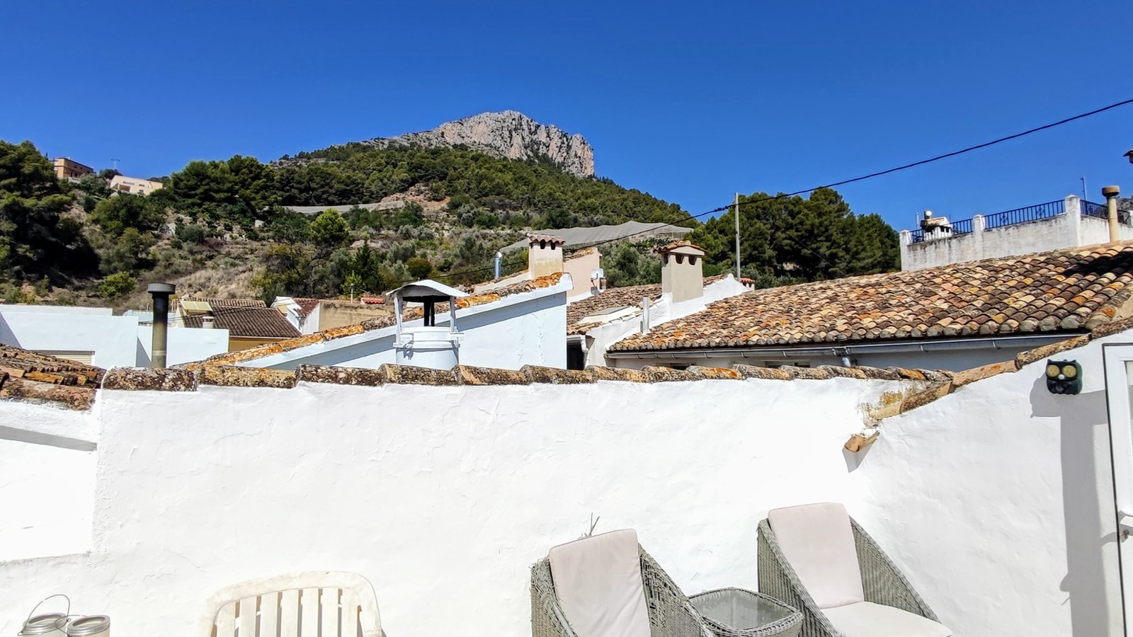 Amplia casa adosada con piscina, terrazas y parcela adicional en Bolulla
