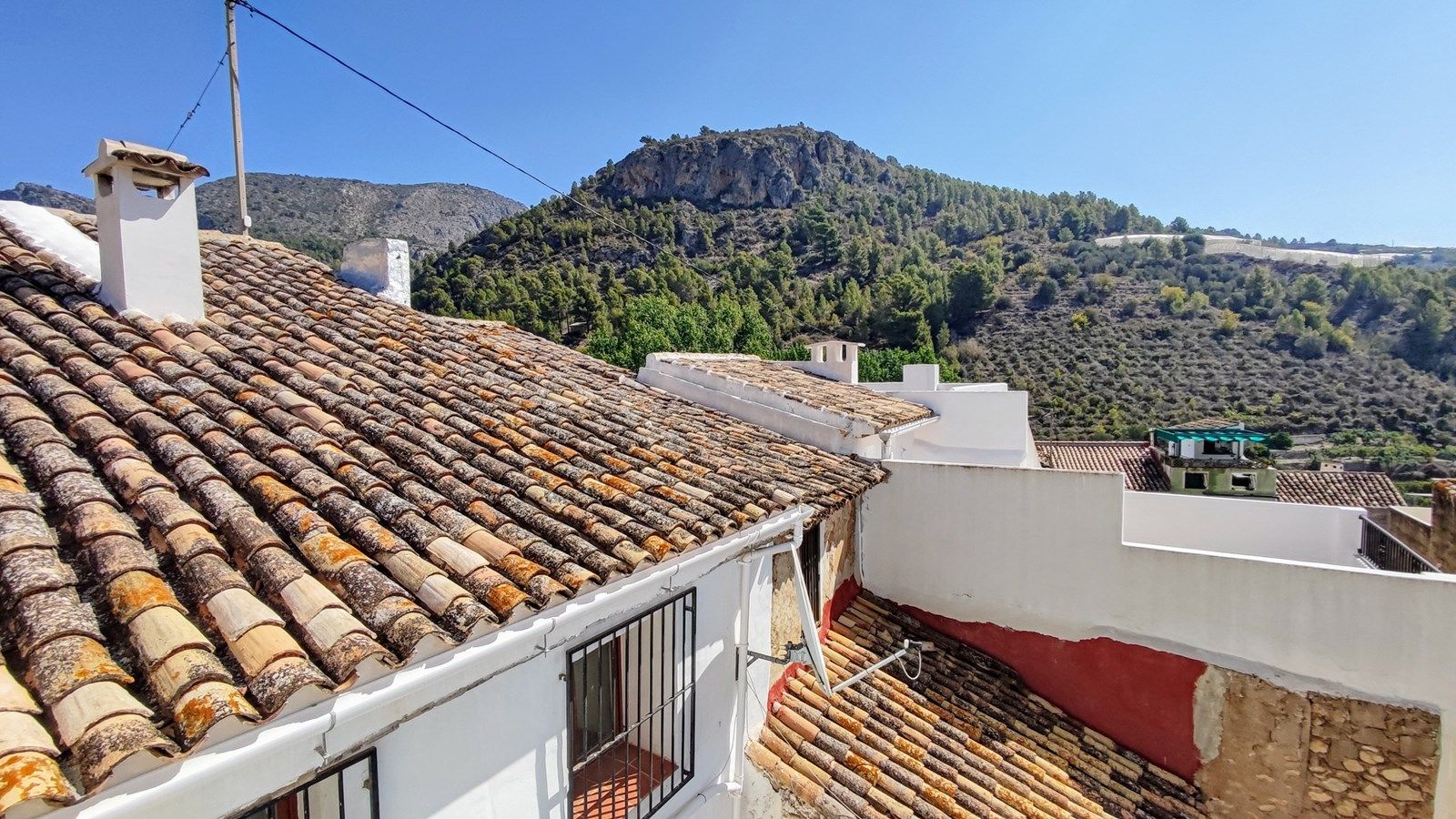 Amplia casa adosada con piscina, terrazas y parcela adicional en Bolulla