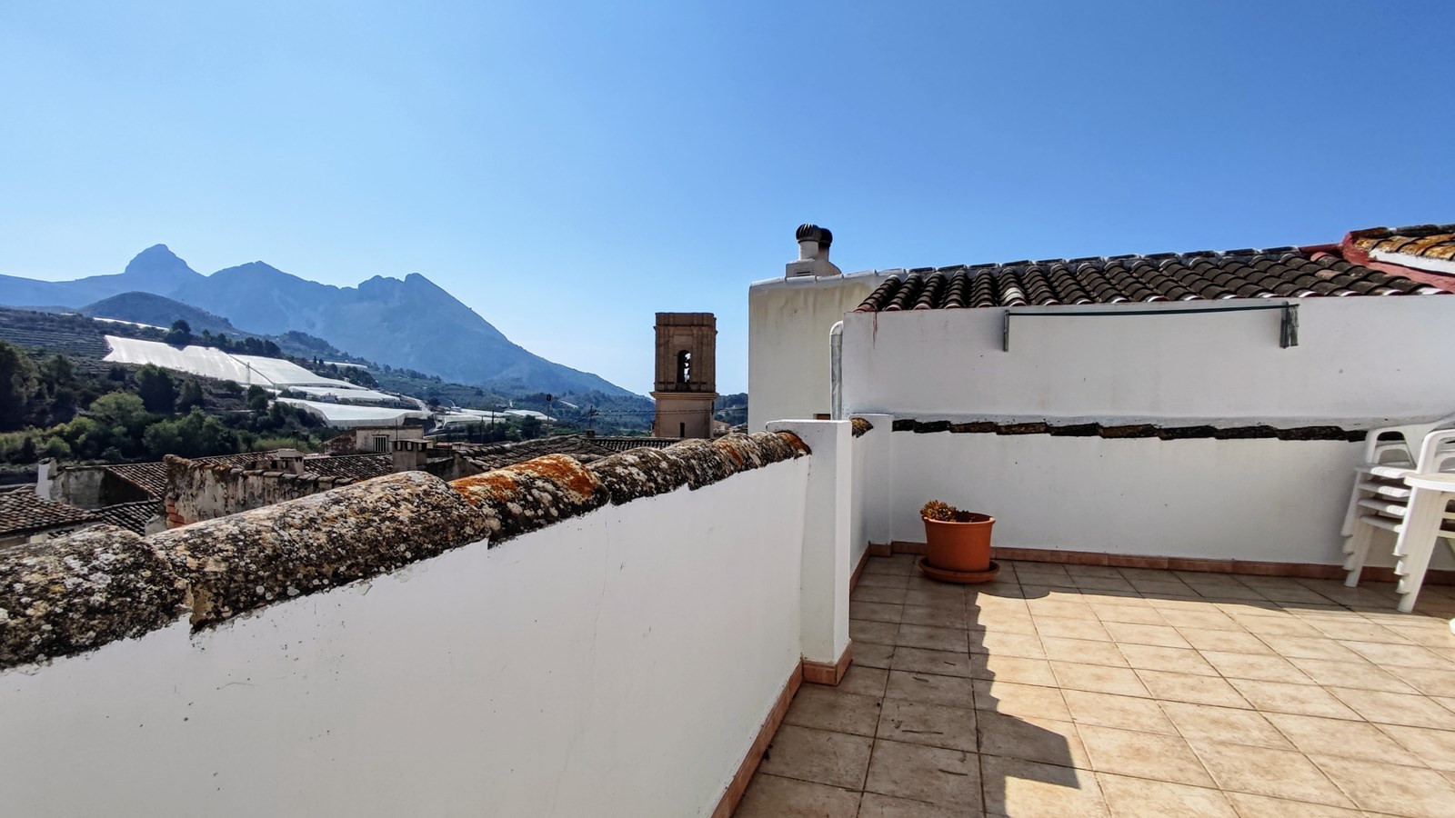 Amplia casa adosada con piscina, terrazas y parcela adicional en Bolulla