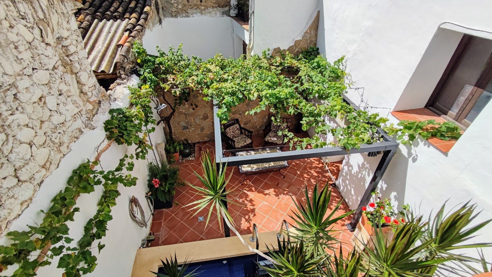 Amplia casa adosada con piscina, terrazas y parcela adicional en Bolulla