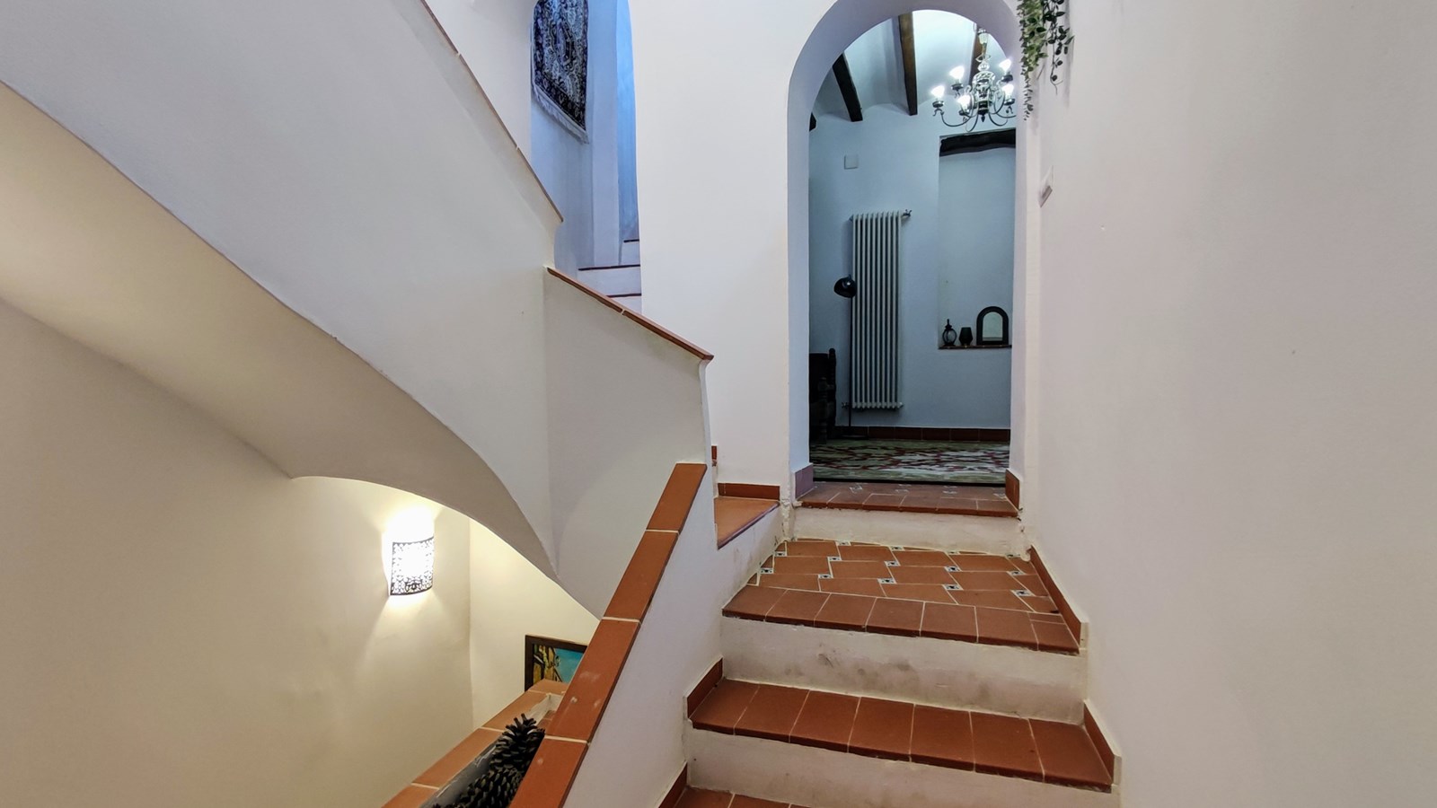 Amplia casa adosada con piscina, terrazas y parcela adicional en Bolulla
