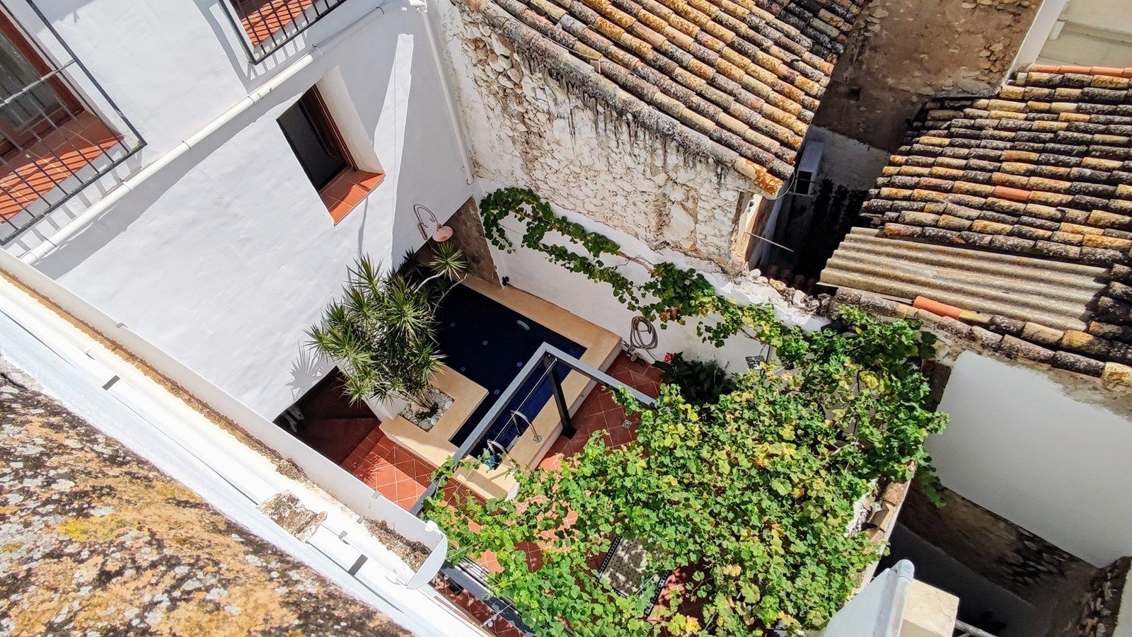 Amplia casa adosada con piscina, terrazas y parcela adicional en Bolulla
