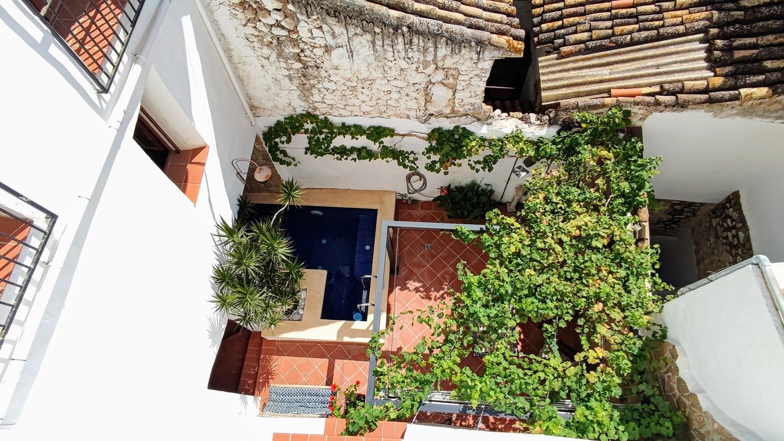 Amplia casa adosada con piscina, terrazas y parcela adicional en Bolulla