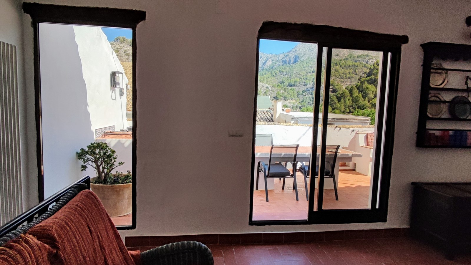 Amplia casa adosada con piscina, terrazas y parcela adicional en Bolulla