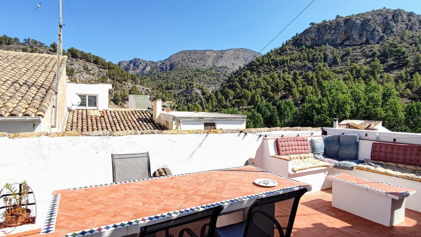 Amplia casa adosada con piscina, terrazas y parcela adicional en Bolulla