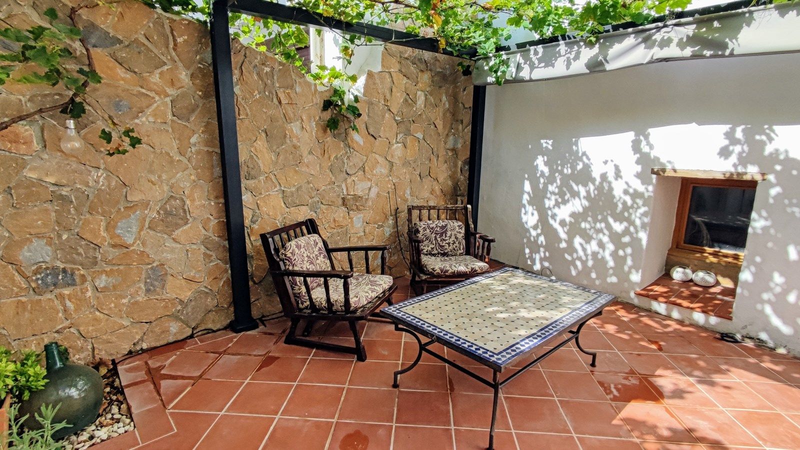 Amplia casa adosada con piscina, terrazas y parcela adicional en Bolulla