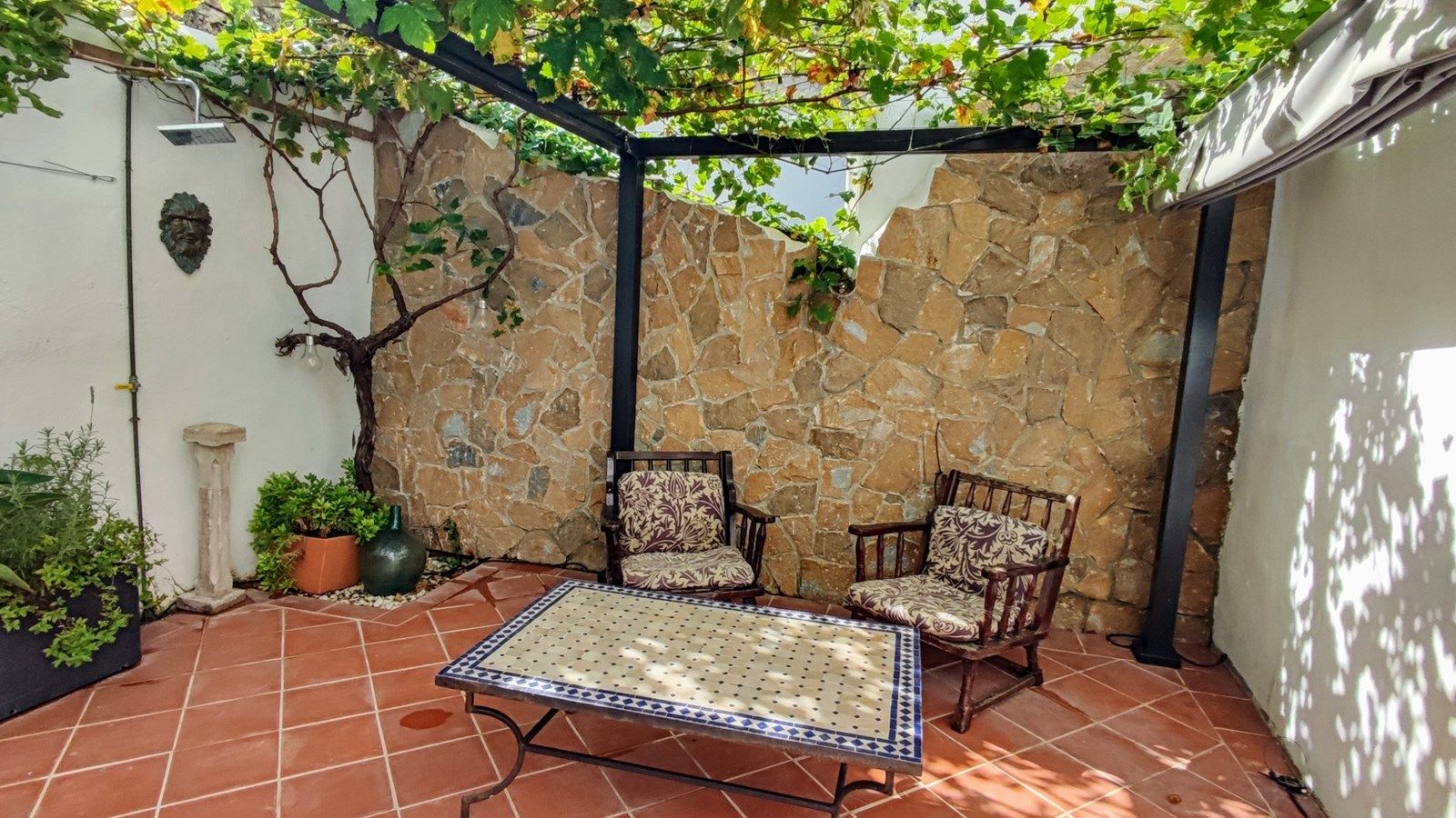 Amplia casa adosada con piscina, terrazas y parcela adicional en Bolulla