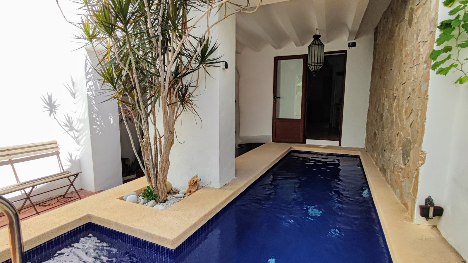Amplia casa adosada con piscina, terrazas y parcela adicional en Bolulla