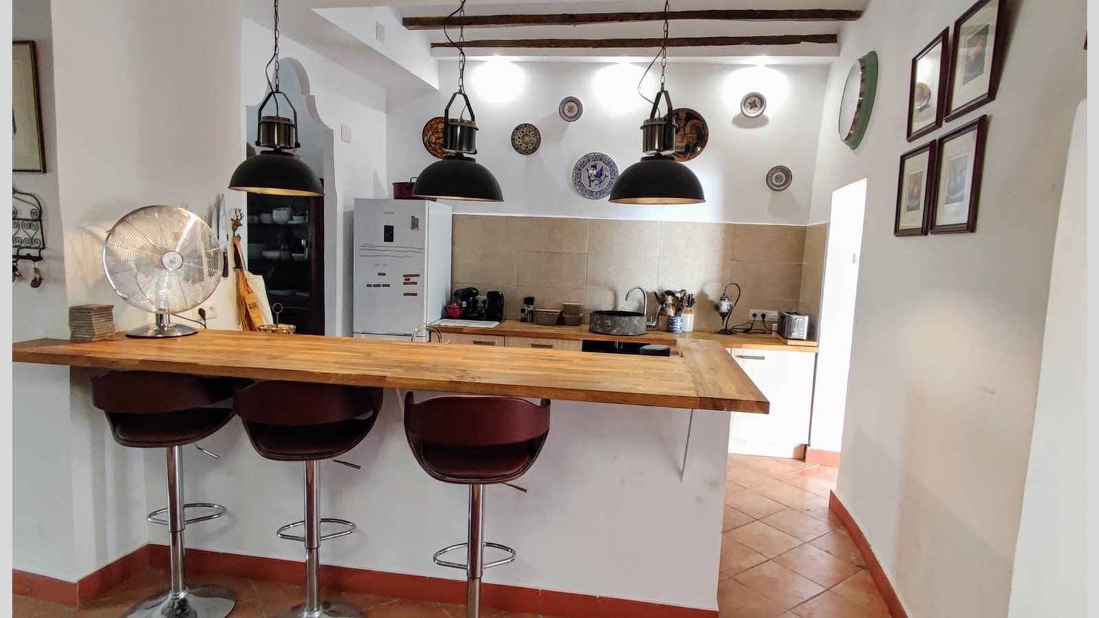 Amplia casa adosada con piscina, terrazas y parcela adicional en Bolulla