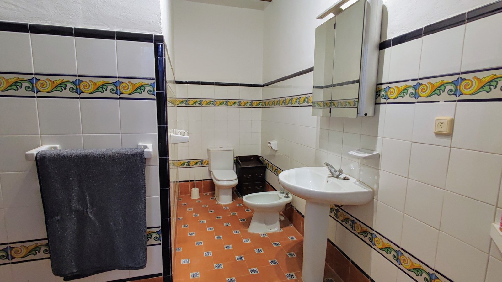 Amplia casa adosada con piscina, terrazas y parcela adicional en Bolulla