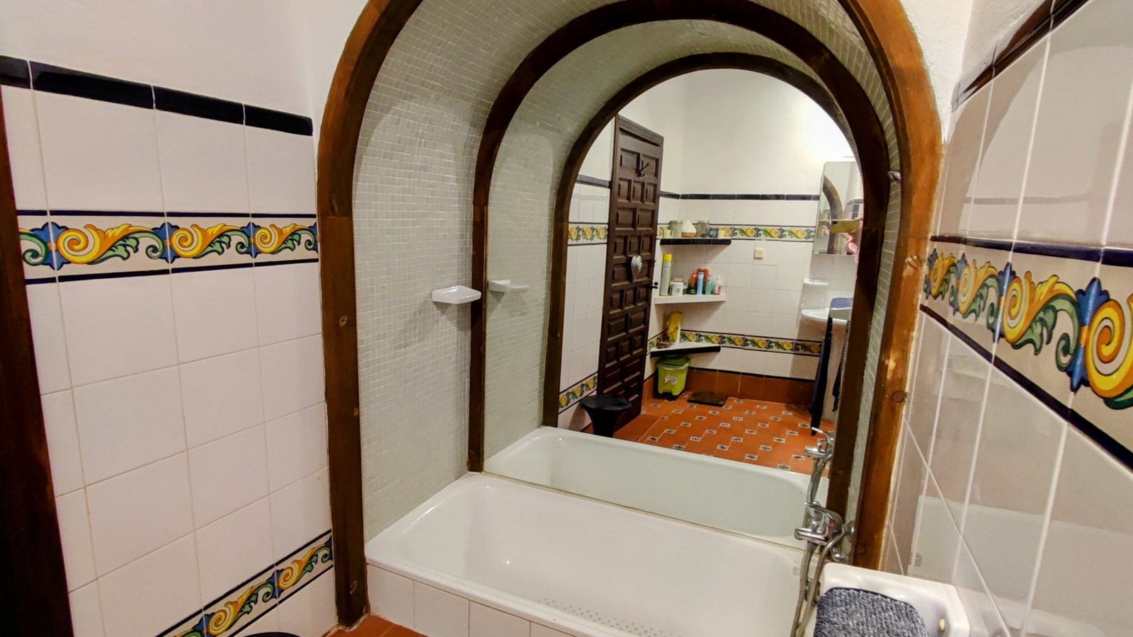 Amplia casa adosada con piscina, terrazas y parcela adicional en Bolulla