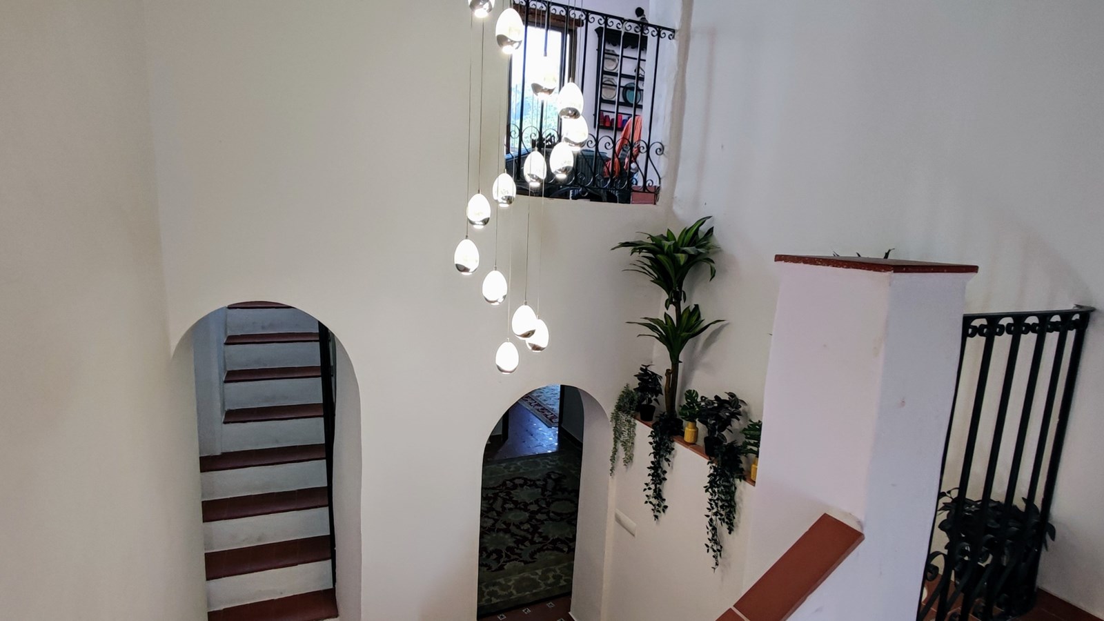 Amplia casa adosada con piscina, terrazas y parcela adicional en Bolulla