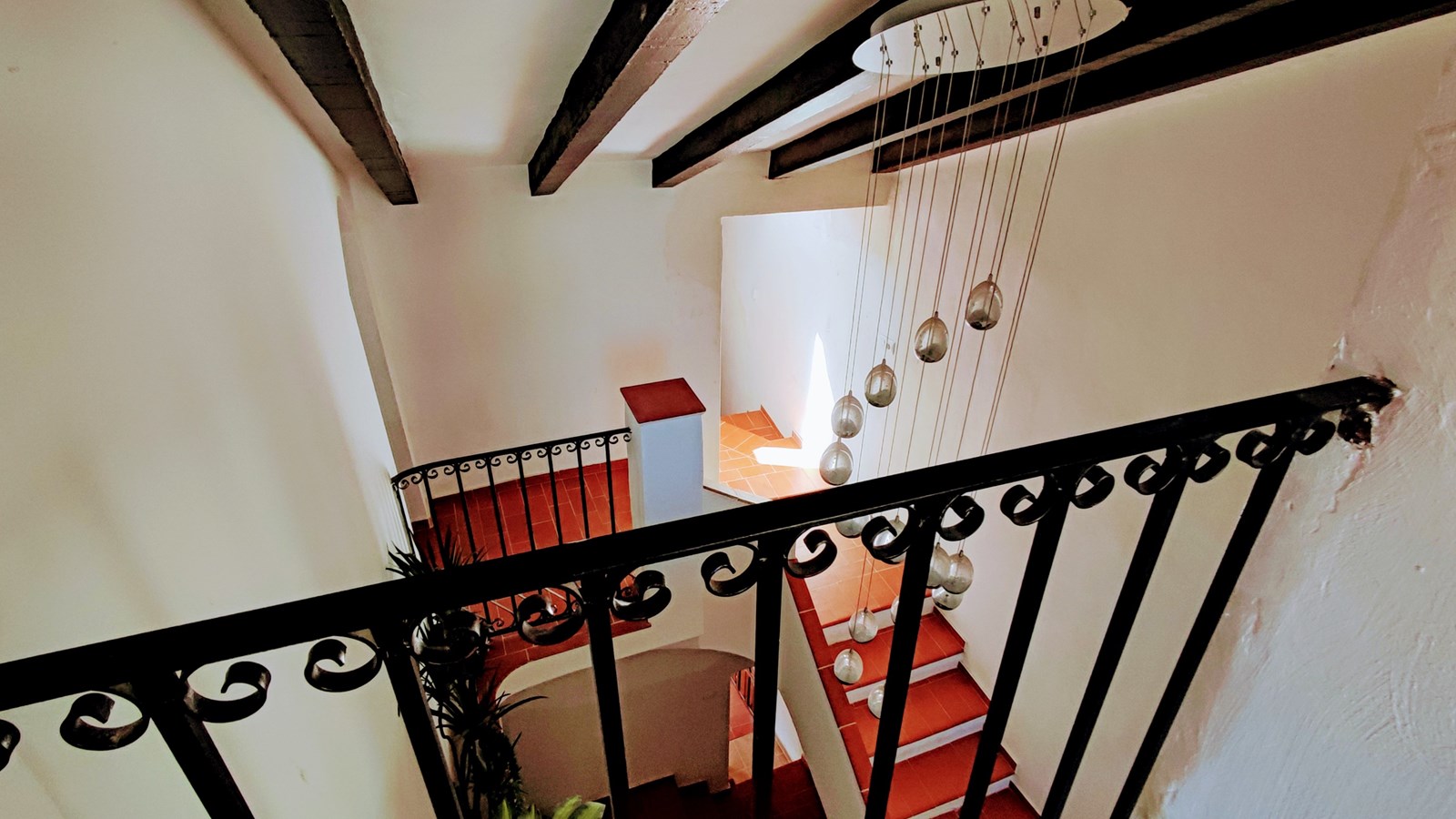 Amplia casa adosada con piscina, terrazas y parcela adicional en Bolulla