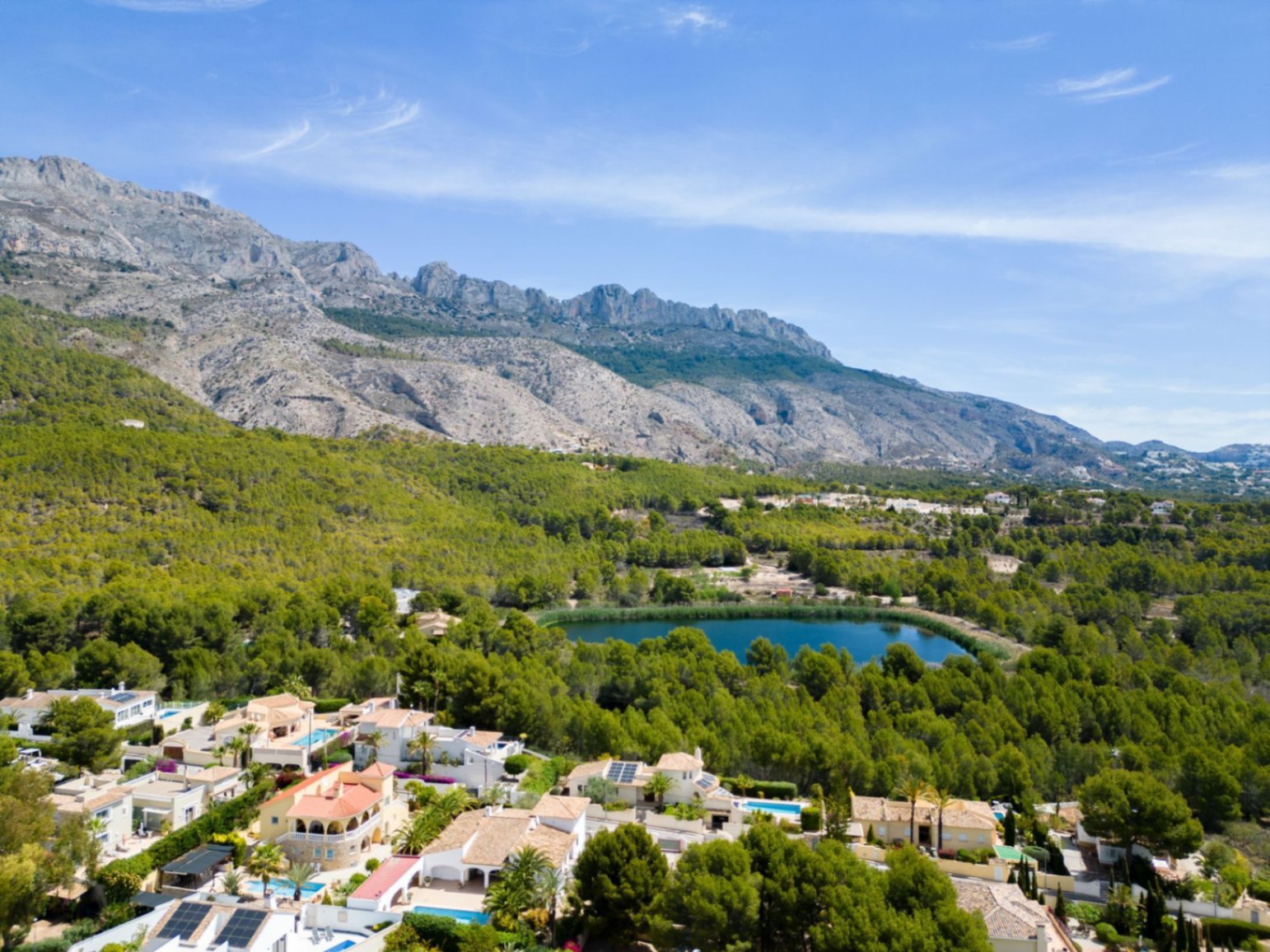 Villa mediterránea de una sola planta en la urbanización Santa Clara, Altea la Vella