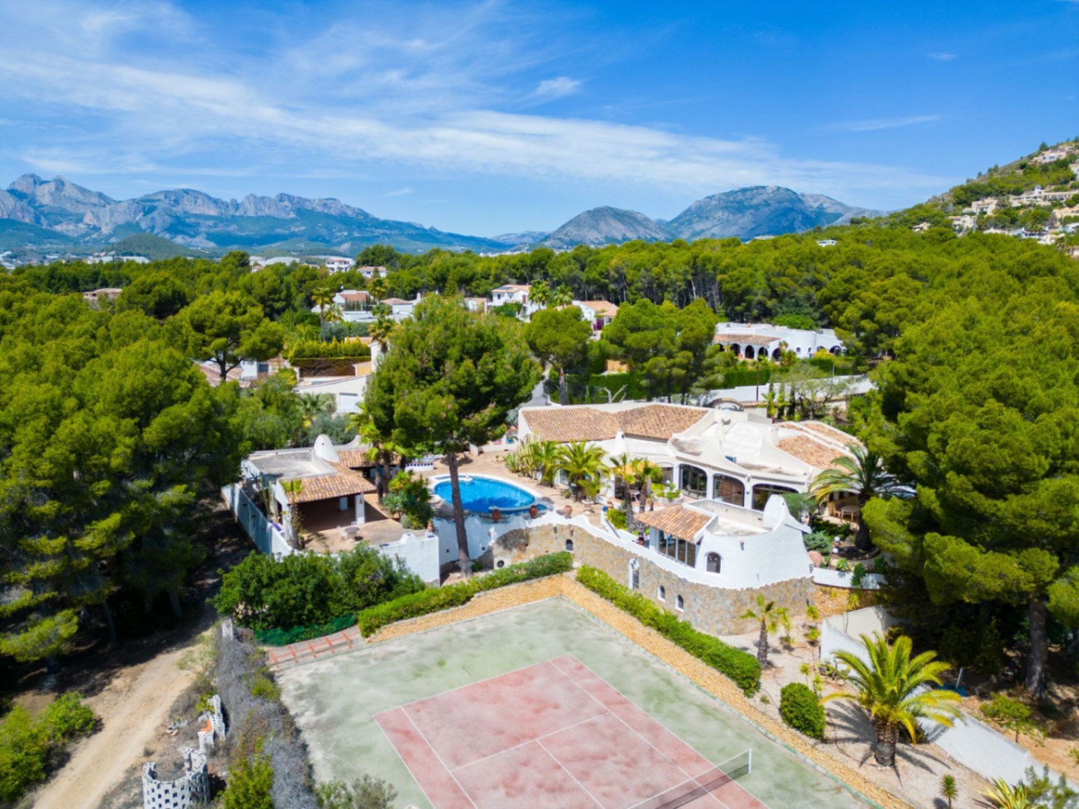 Villa mediterránea de una sola planta en la urbanización Santa Clara, Altea la Vella