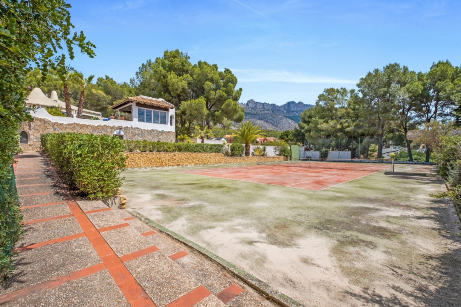 Villa mediterránea de una sola planta en la urbanización Santa Clara, Altea la Vella