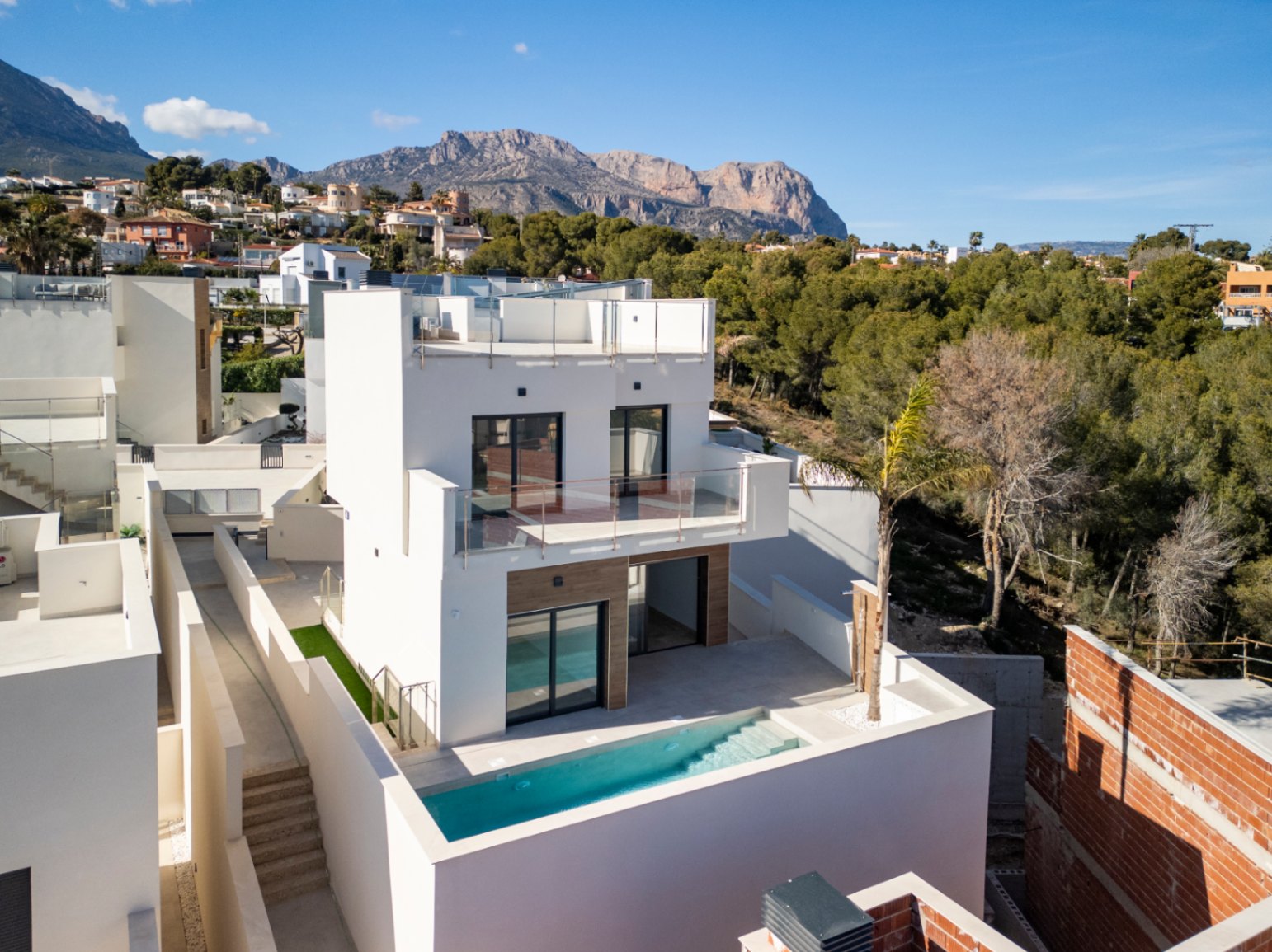 R2003 - Moderne villa med tre etasjer i La Nucia