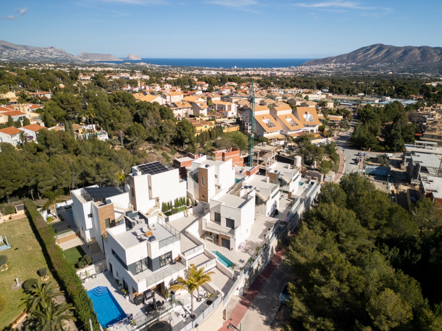 Villa moderna de tres plantas en La Nucia